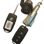 Оригинальный новый комплект замков (зажигания и водительской двери) с двумя выкидными ключами Skoda для моделей RAPID, OCTAVIA, SUPERB, YETI, ROOMSTER, FABIA C 2013 ГОДА